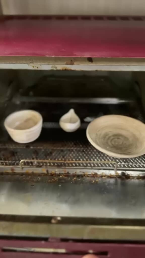 オーブンから取り出したコーティング済みの陶器
