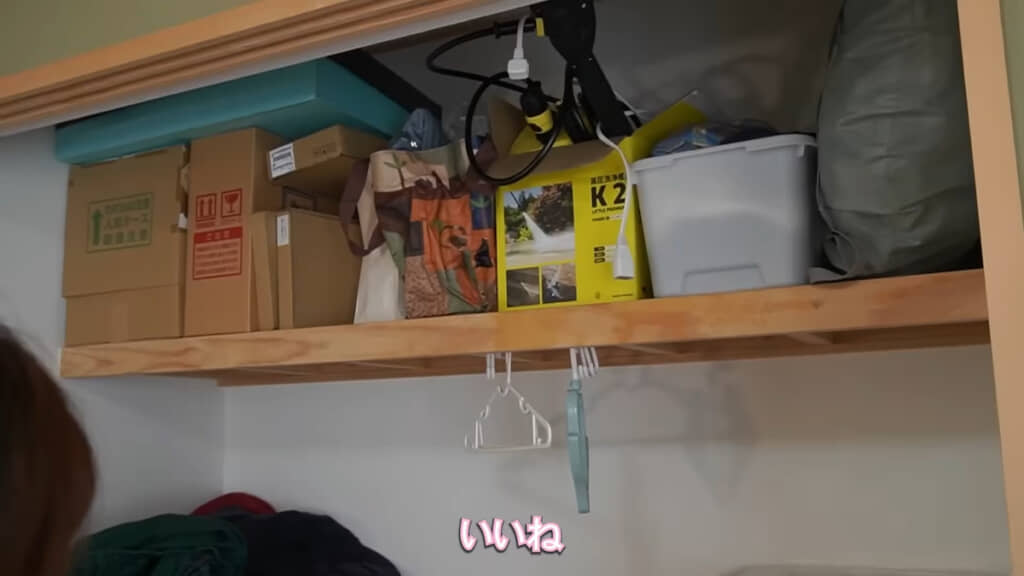 たまに使うものを右側へ。下段から3つほど荷物を移動する