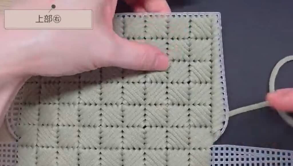 上部の端に糸を通します