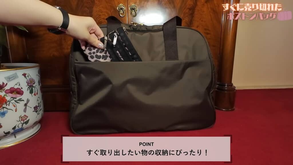 バッグ外側の収納ポケットに財布を入れる様子