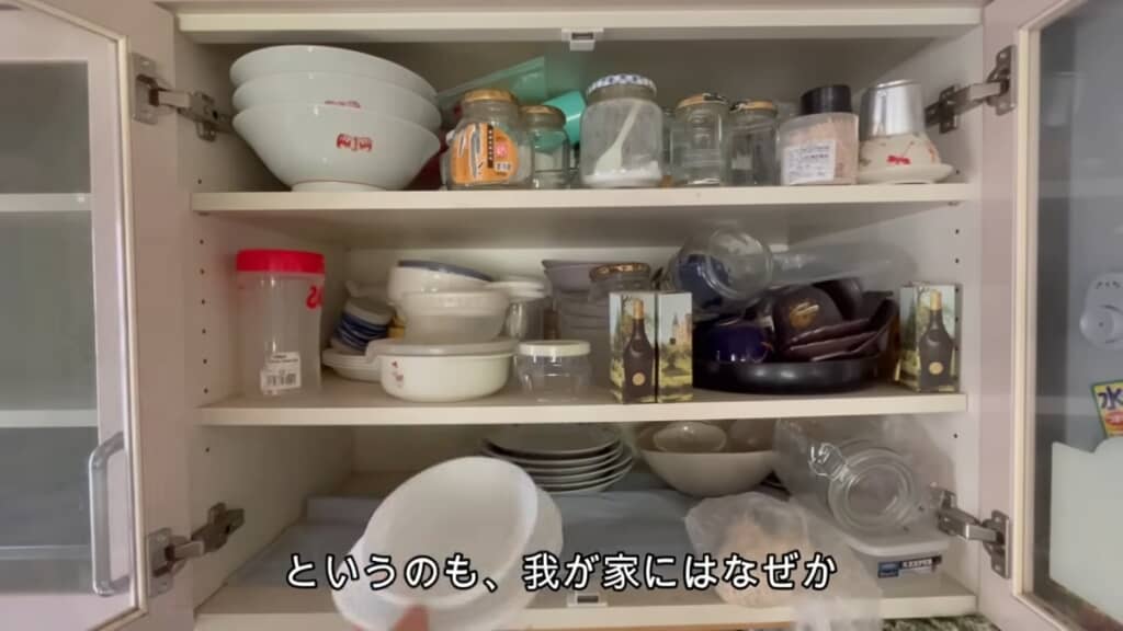 「お皿ゾーン」から白い皿を出すみのりさん