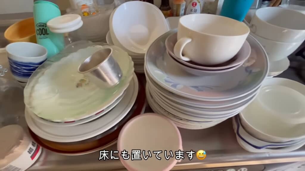 キッチンに山盛りの皿類
