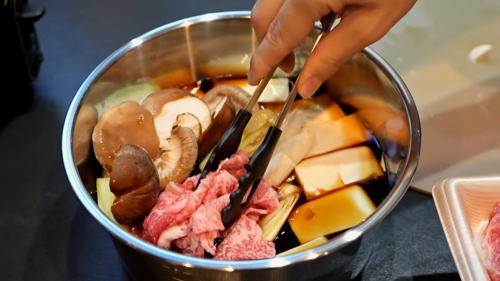 大同電鍋の内鍋で肉豆腐を煮込む