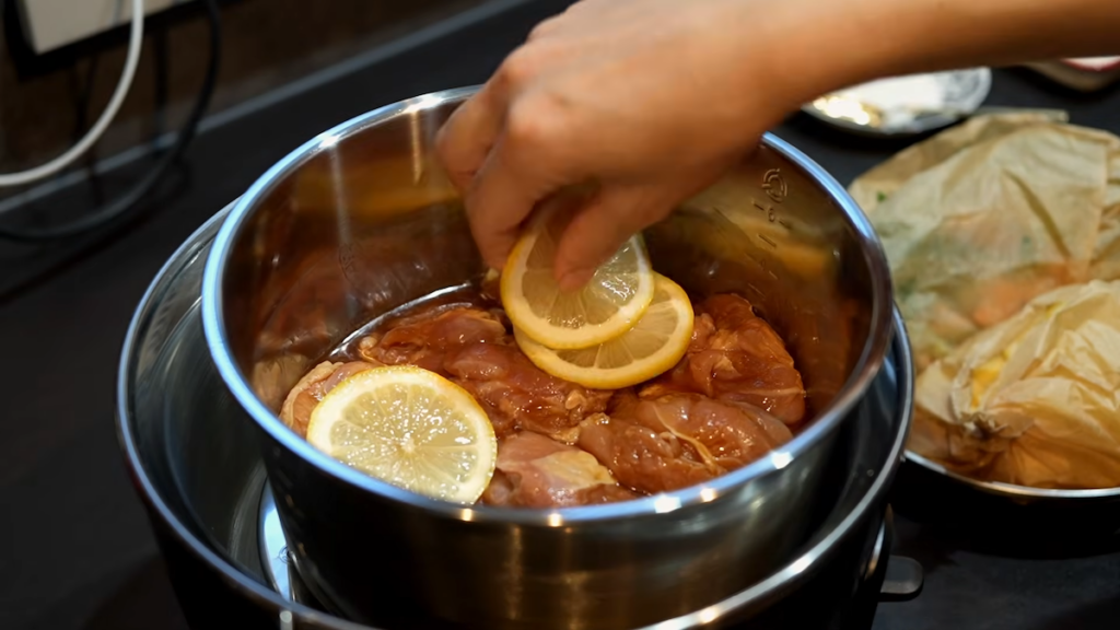 大同電鍋の内鍋で鶏肉を蒸す