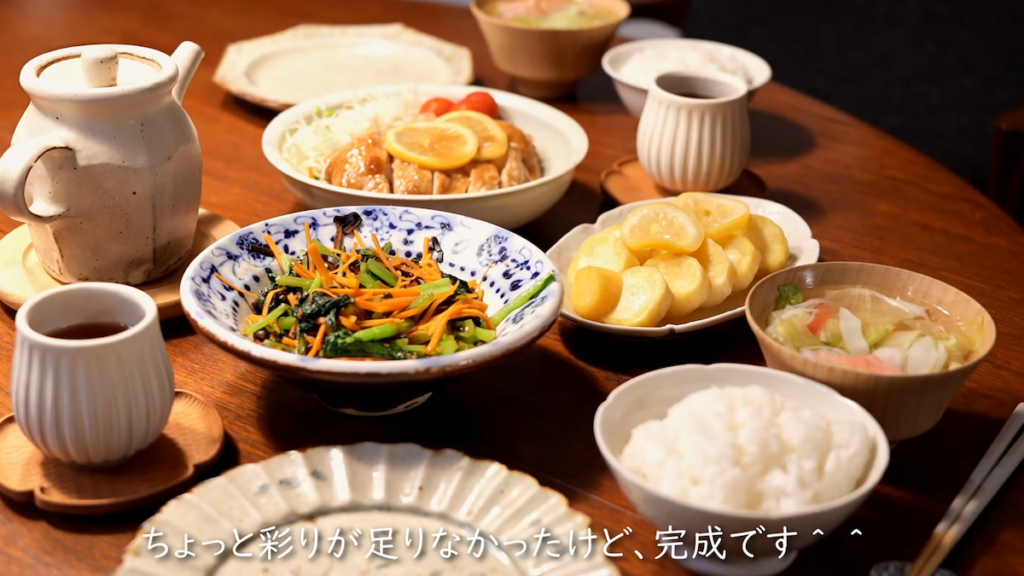 メイン、副菜、汁物がそろった豪華な食卓
