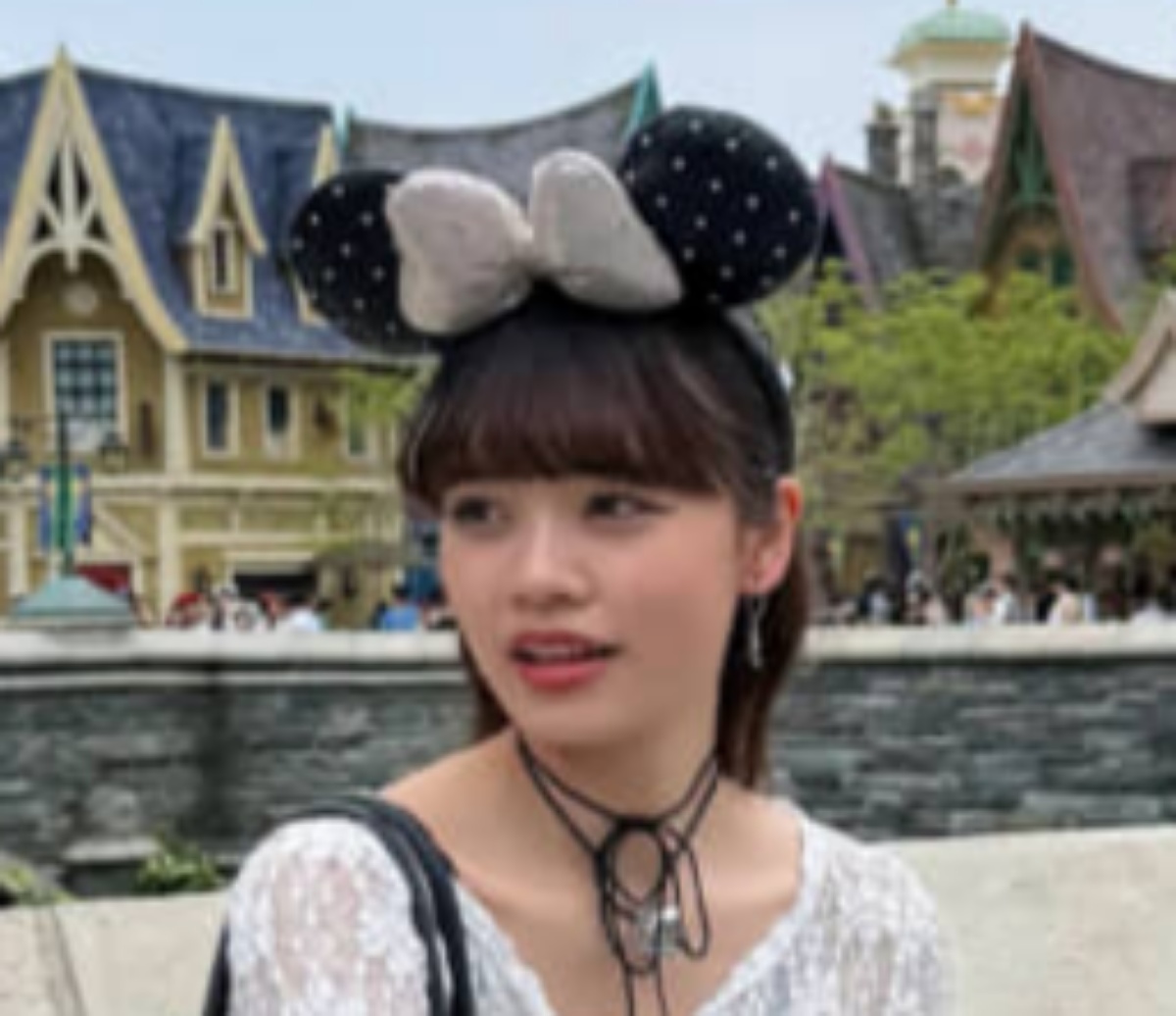 ディズニーを“白黒コーデ”で楽しむ女性→1年後……「この変わり具合ですよ」　目を疑うビフォアフに「待って」「染められましたね笑」（1/3） | ディズニー ねとらぼ