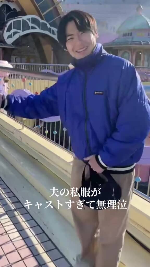 右手を入口ゲートの方へ差し出しながら……
