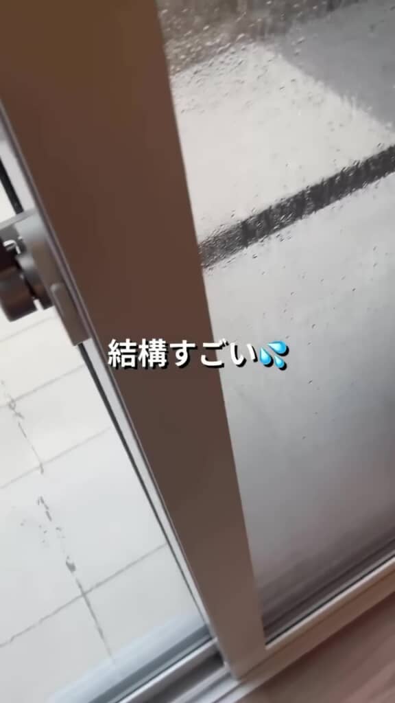 窓ガラスに直撃する雨