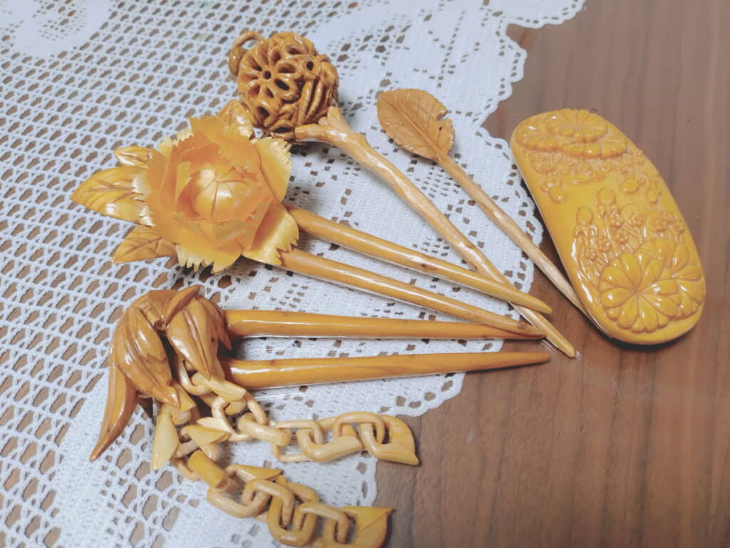 美しい手彫りのアクセサリーの後ろにも