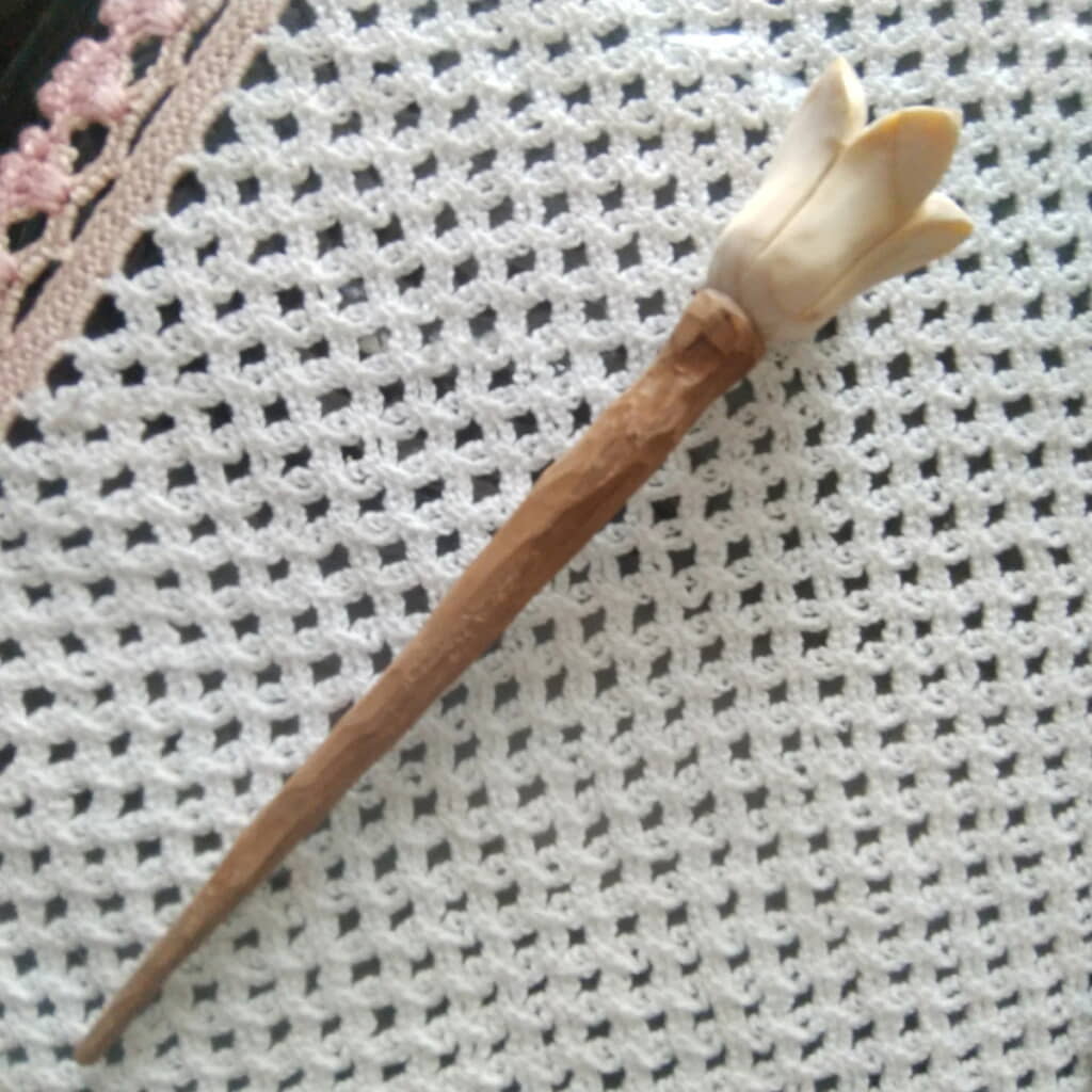 ぬくもりのある木彫りと手編みレースが調和していますね