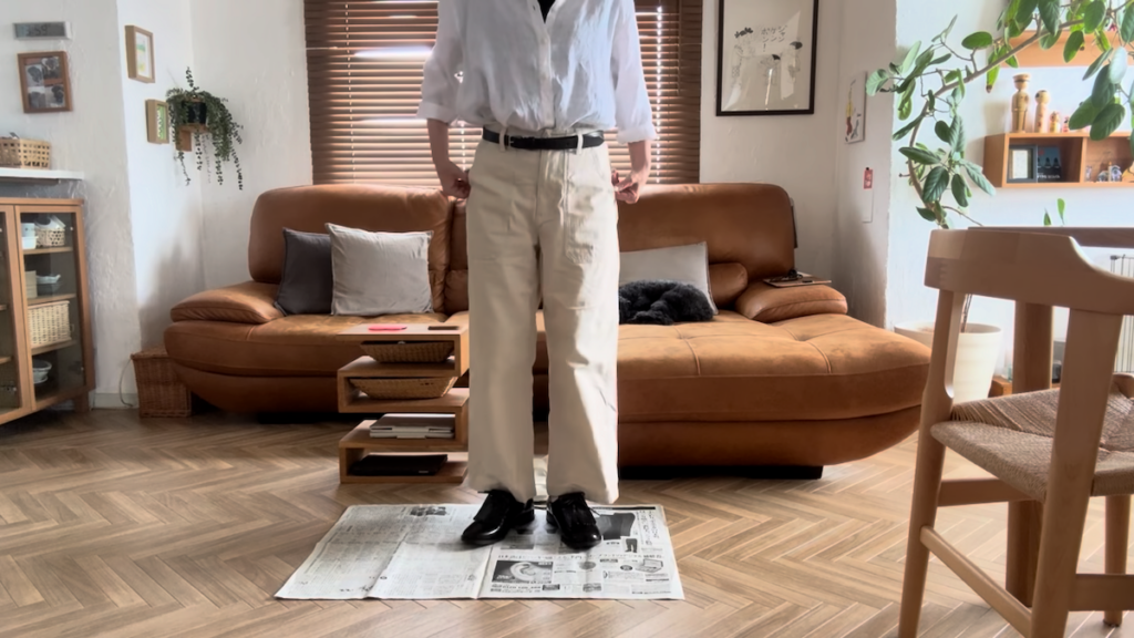 トップスを黒のノースリーブと白のブラウスにチェンジ
