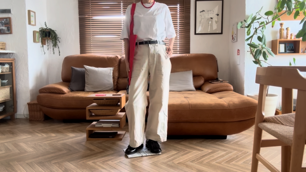 白×赤でまとめたコーデも披露