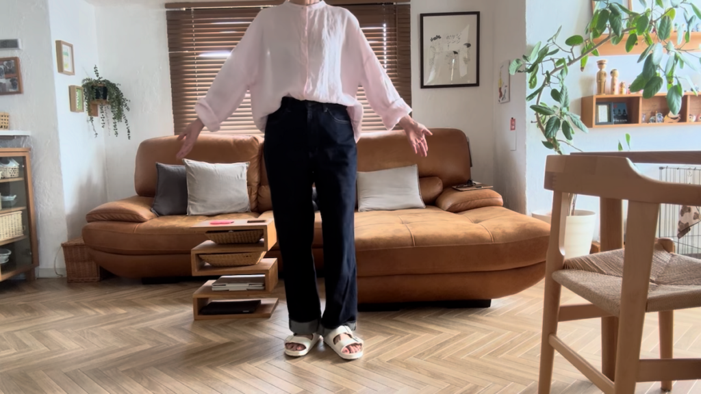 ピンクのリネンブラウスは、ユニクロのデニムと合わせて爽やかに