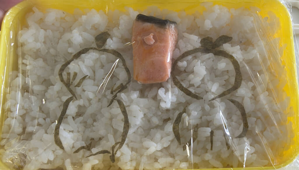 映画のワンシーンを上手に表現したキャラ弁。かわいいことはかわいいが……