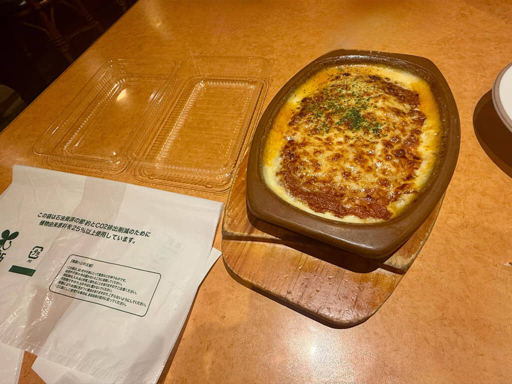 持ち帰り用のプラ容器とビニール袋