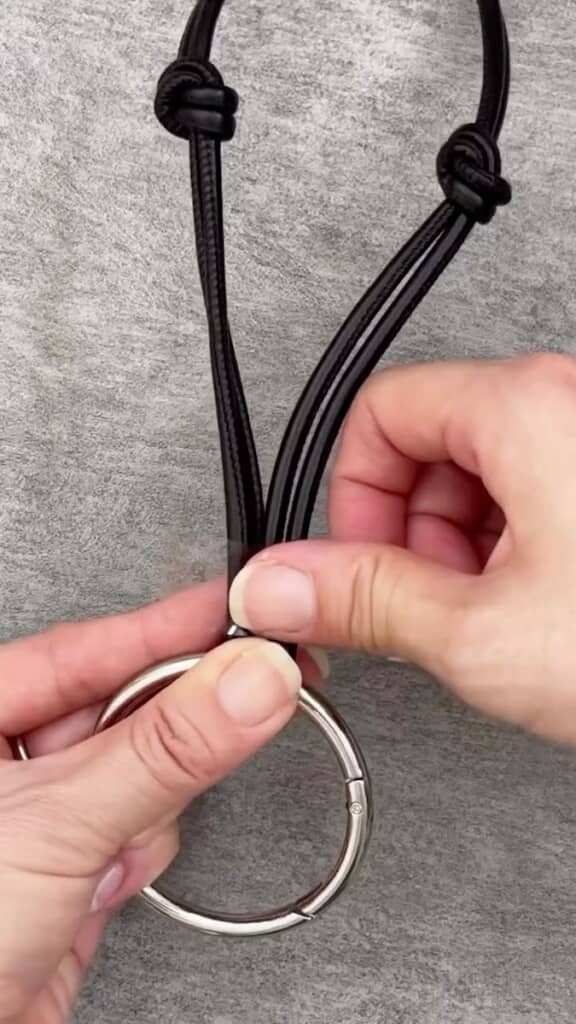 「ショルダーストラップ」のひも部分を丸カラビナに通す