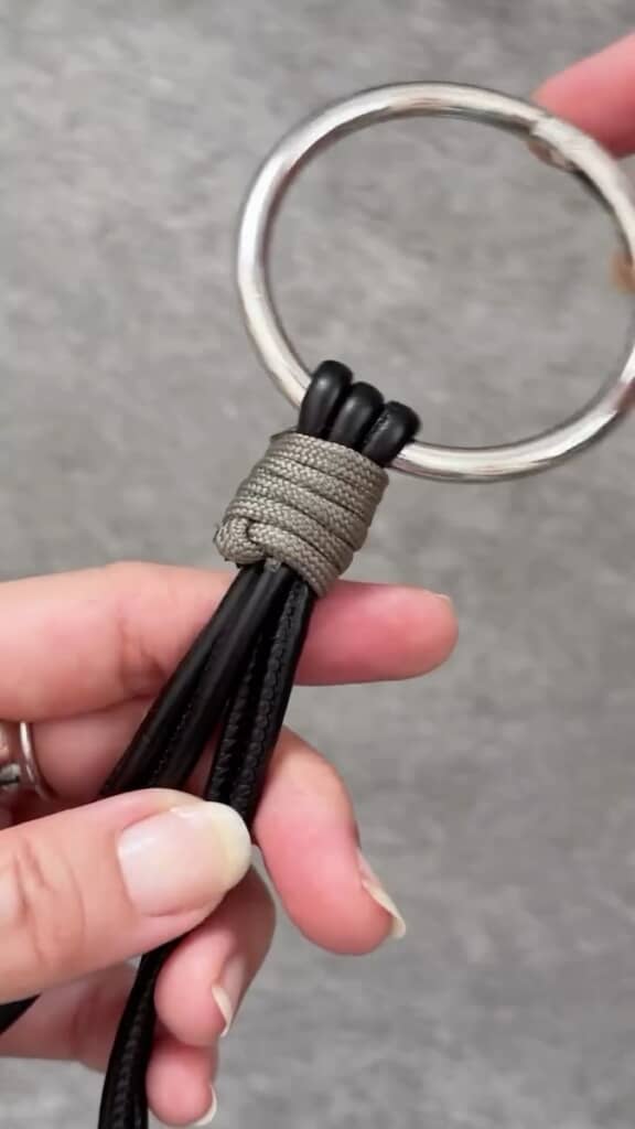 パラコードの余分な部分をカットして、焼き止める