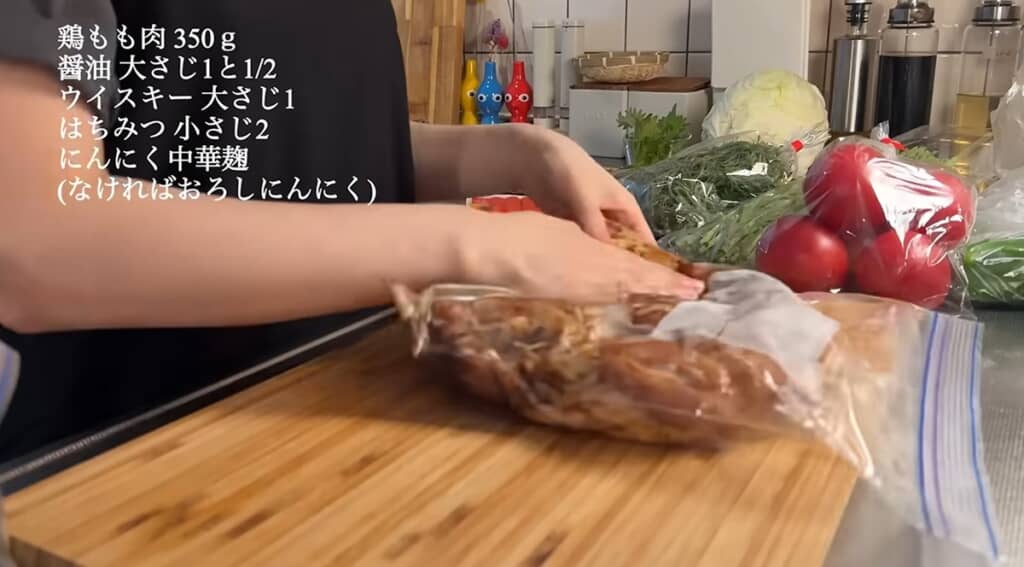 「チキンのウイスキー漬け」を仕込みます