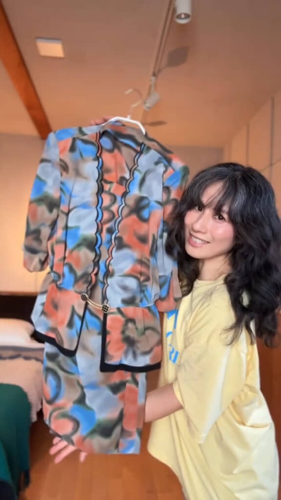 昭和時代に売られていた派手なデザインの洋服を今っぽく着るには……？