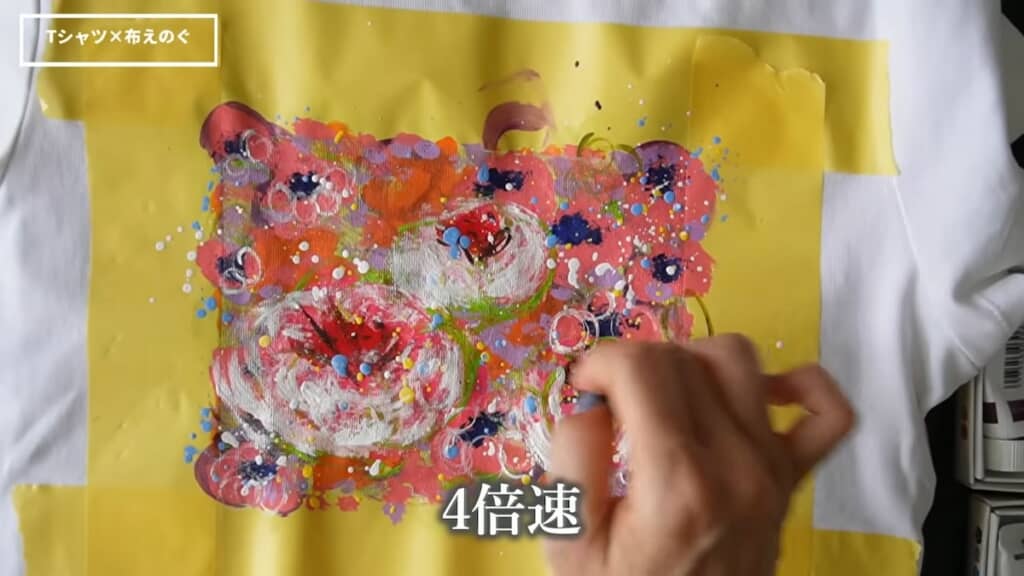 さまざまな色や模様をちりばめたにぎやかな柄に