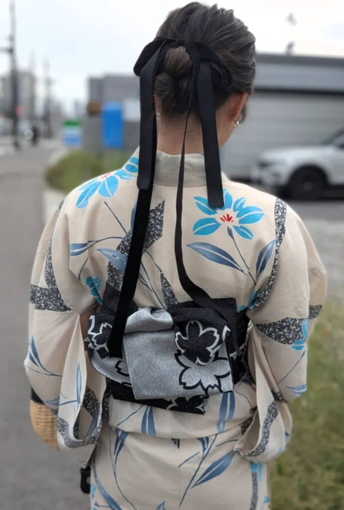 かつてお母さんが手縫いした浴衣が娘へ。まとめ髪とリボンも相まってよく似合う……！