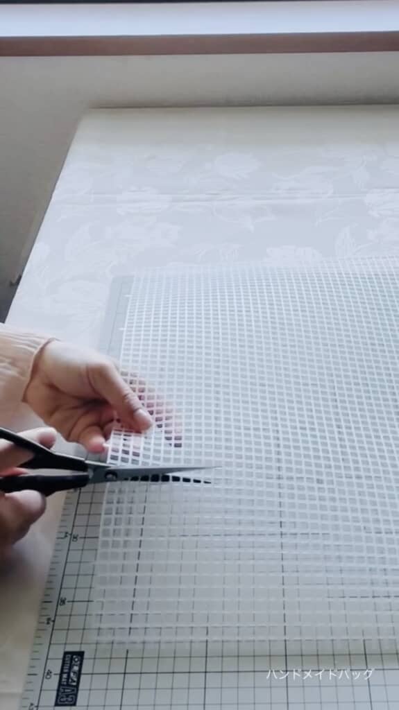 ネットをハサミで切り……