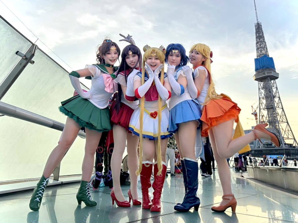 セーラー戦士5人が並んでポーズ！