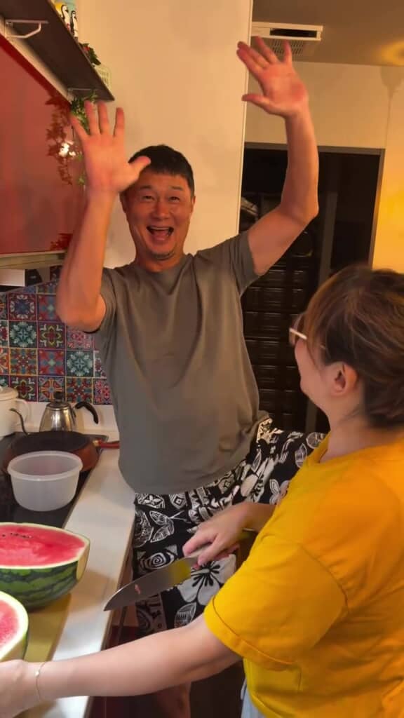 喜びの万歳をするパパ