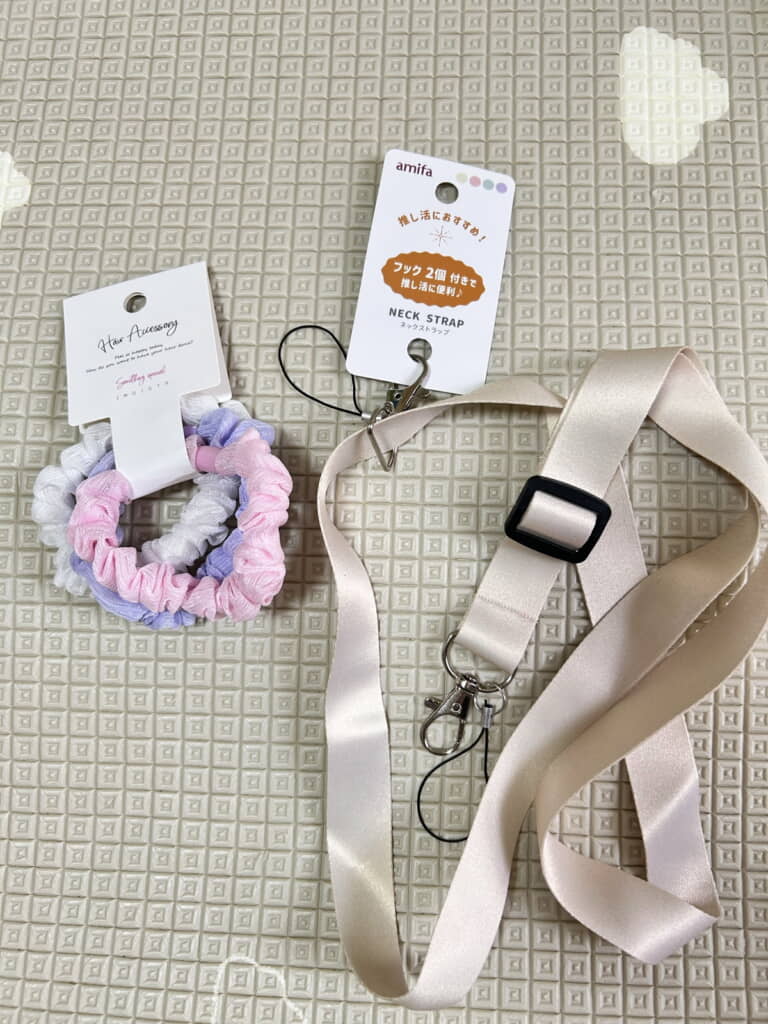 ネックストラップとヘアゴムを準備