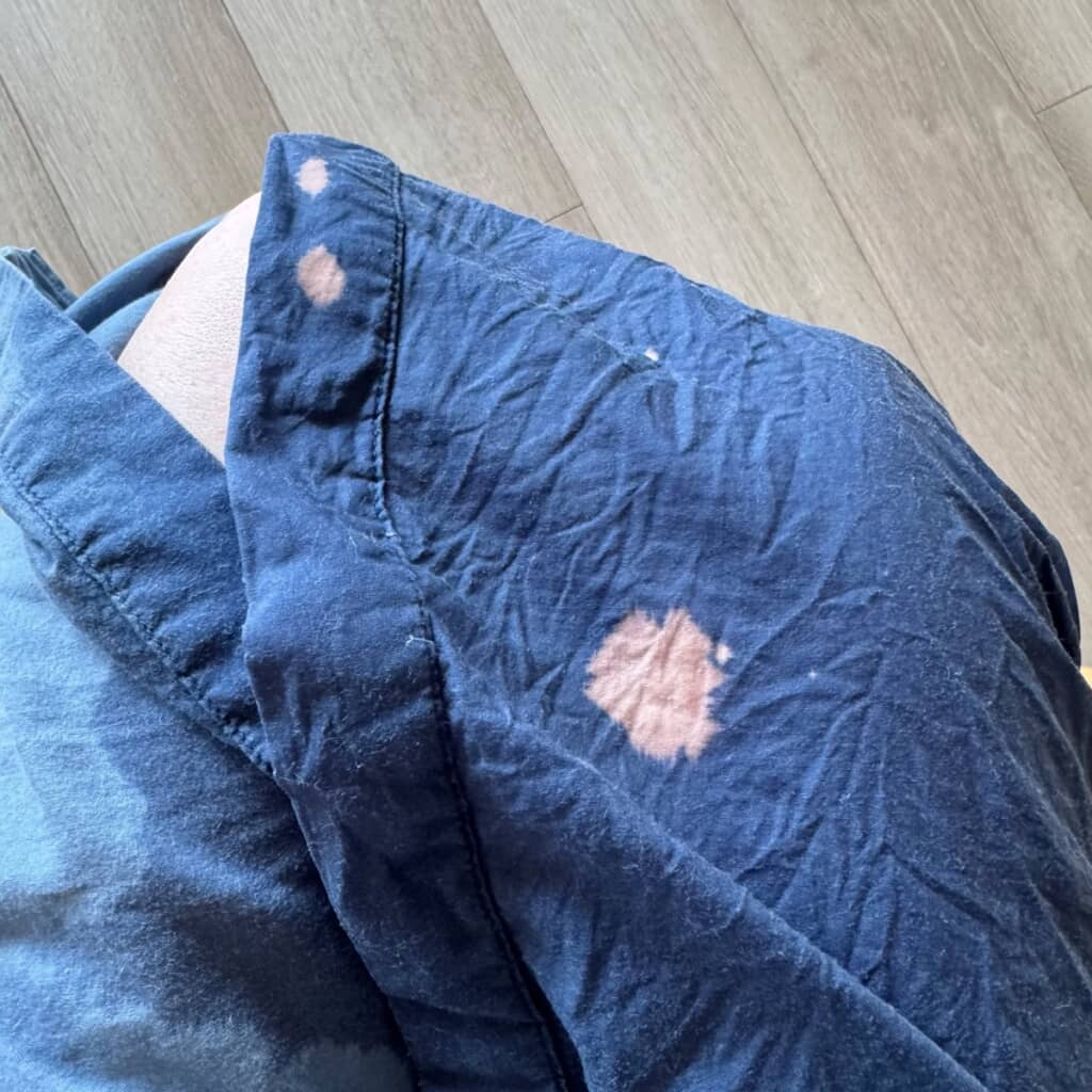 3カ所が漂白されてしまった服