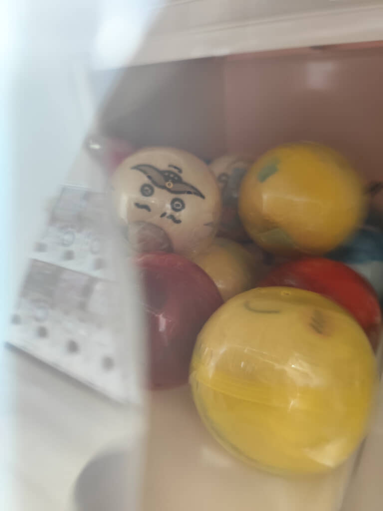 逆さの顔に見上げられるのもあり、恨まれているみたいでバツが悪い……