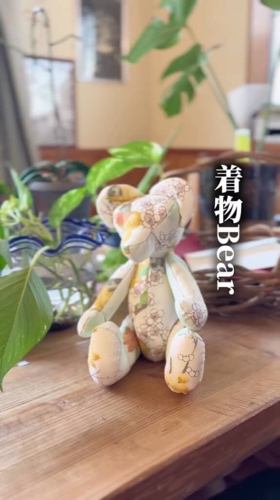 目と鼻とボタンが付いたら完成します