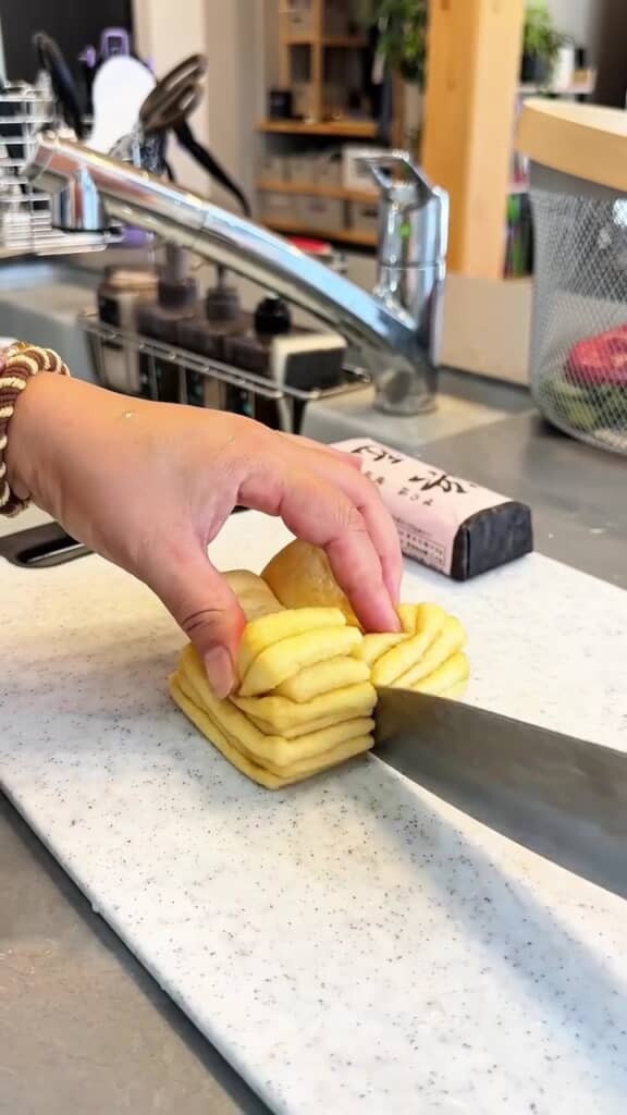 油揚げとかまぼこをカット