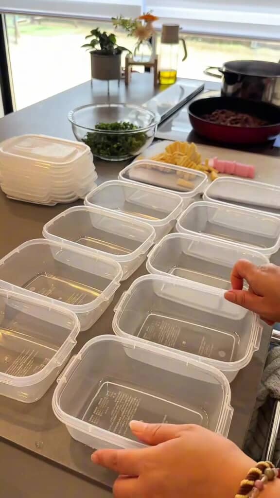 保存容器10個をキッチンに一気に並べます