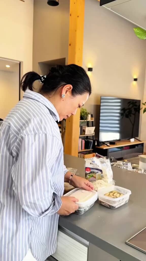 冷凍うどん1玉を乗せ、フタをしてレンジでチンします