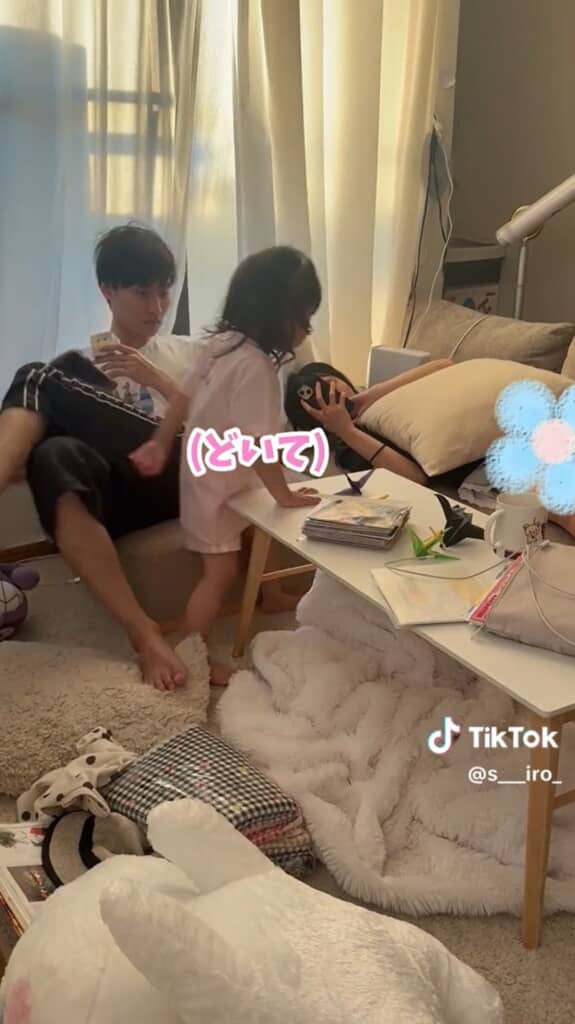 兄の脚を雑にどけるいろはちゃん