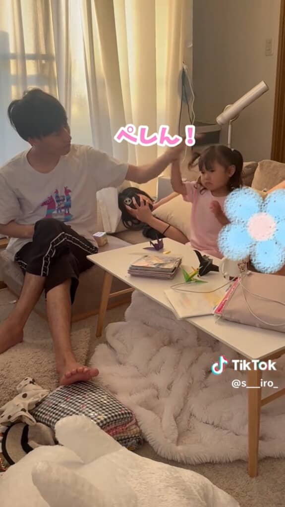 頭をなでようとして怒られるお兄ちゃん