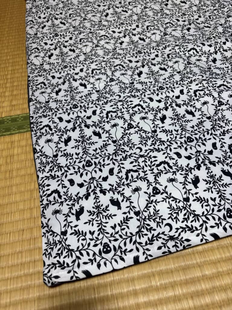 つる草模様の中に鳥が飛んでいる布団カバー