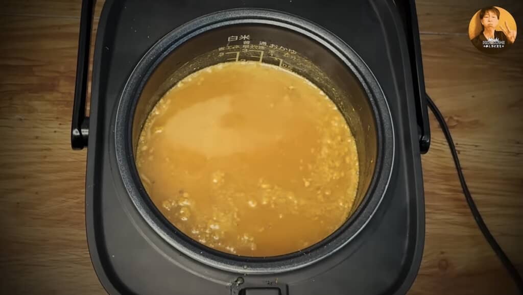 粉末の大きな塊を潰すように混ぜます