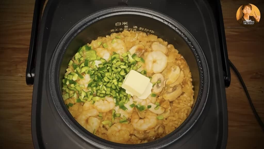 炊き上がったらピーマンをバターを入れて余熱を通す