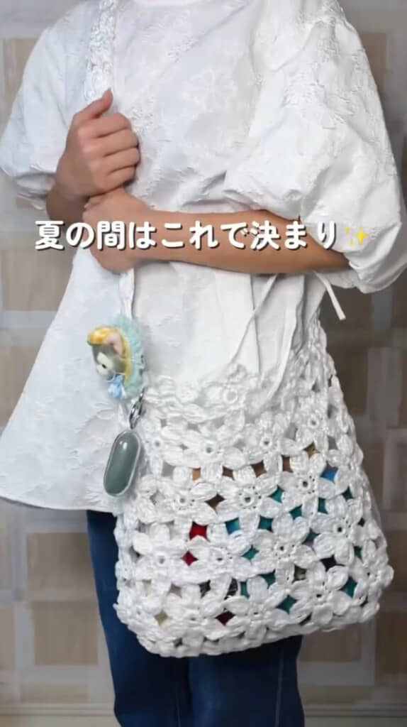 バッグの中にものを入れて肩にかけた様子