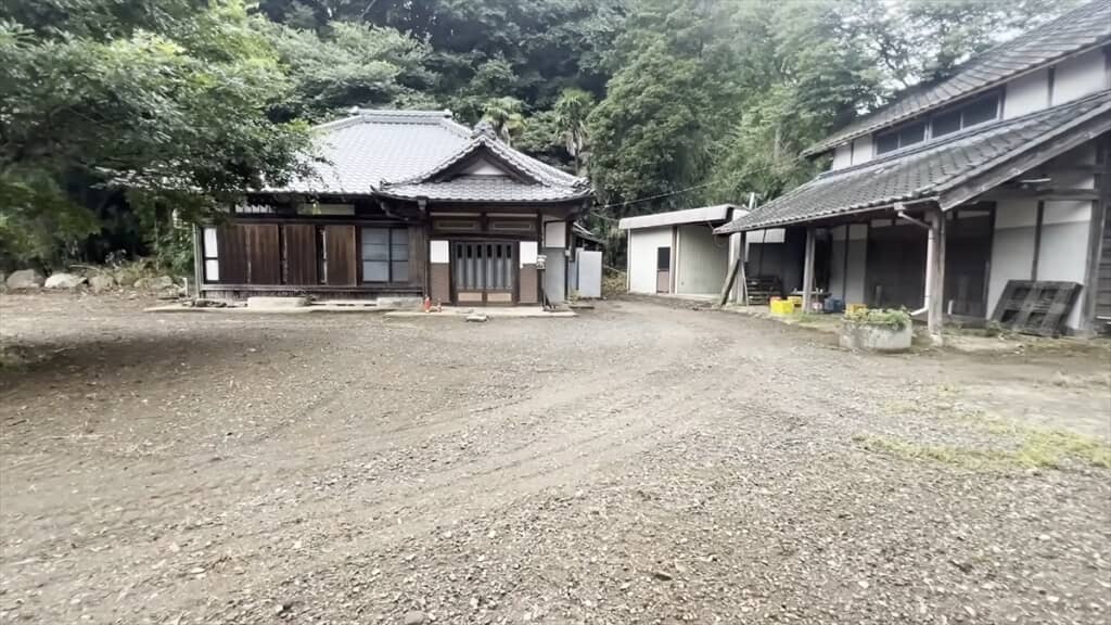 古民家の庭に150トンの瓦チップを敷く