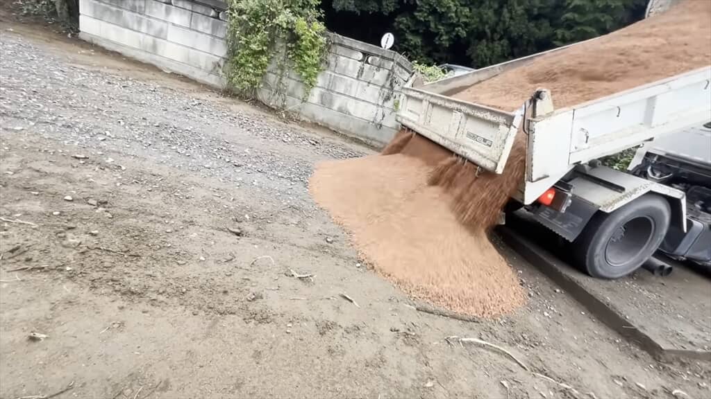 古民家の庭に150トンの瓦チップを敷く