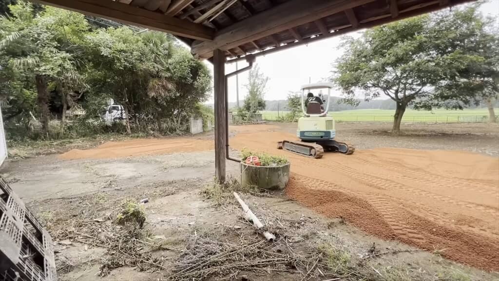 古民家の庭に150トンの瓦チップを敷く