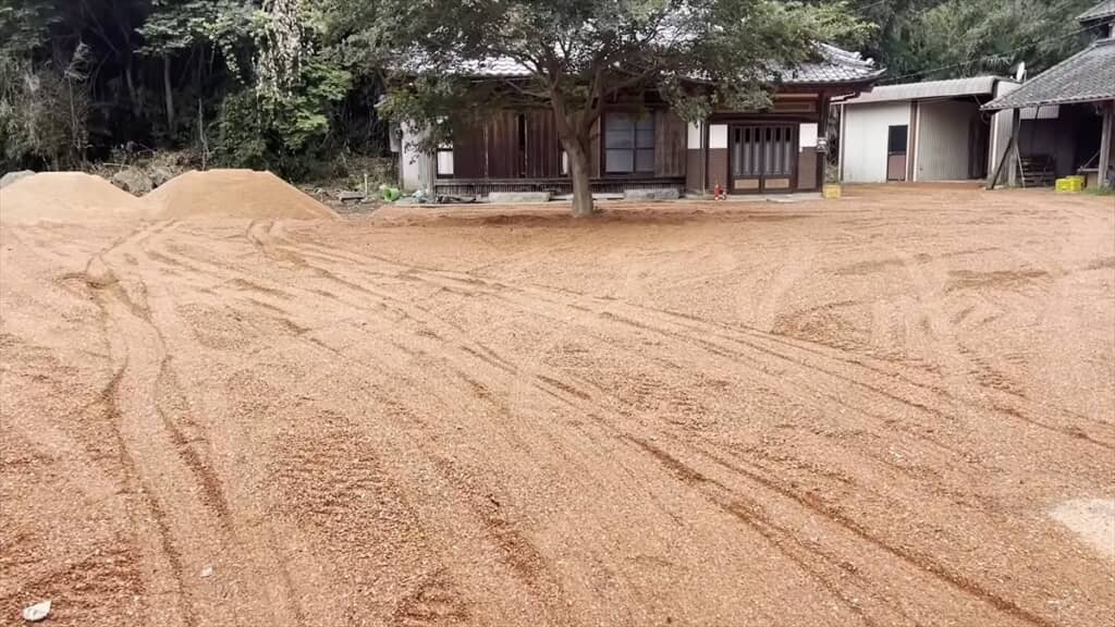 古民家の庭に150トンの瓦チップを敷く