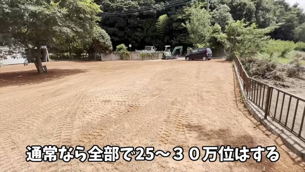 古民家の庭に150トンの瓦チップを敷く