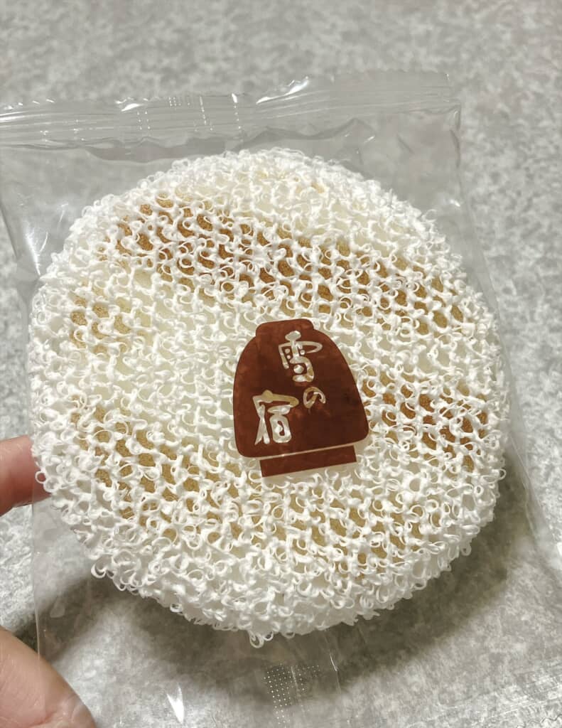ニトリ×雪の宿コラボスポンジ、白い網目状ボディに雪の宿ロゴシール