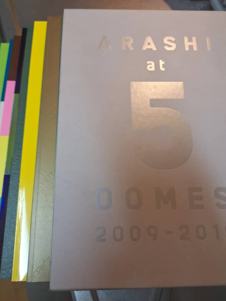 ファンクラブ会員限定で販売された「ARASHI at 5 DOMES 2009-2019」の写真集