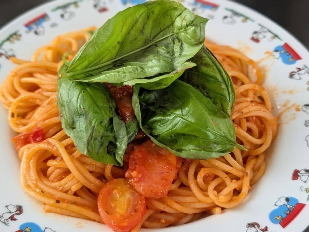庭のミニトマトとバジルで作ったパスタ