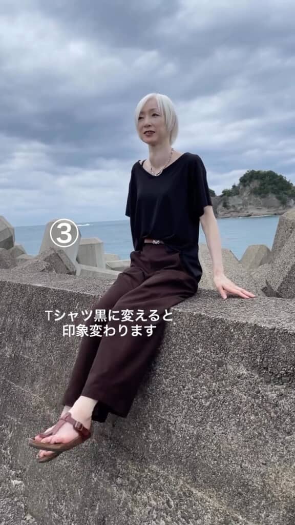 黒Tシャツにするとガラリと印象が変わる